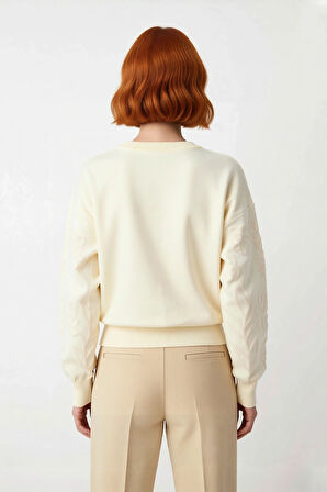 Kadın Ekru Çiçek Dokulu Regular Kesim Bisiklet Yaka Triko Kazak Kış Günleri İçin Konforlu Stil