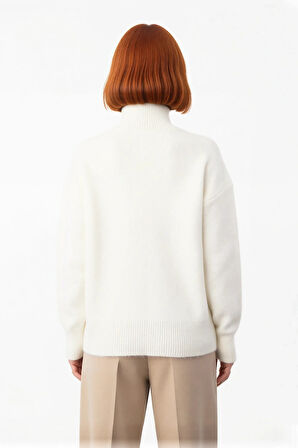 Kadın Oversize Dik Yaka Triko Kazak Yumuşak Dokusuyla Kış ve Sonbahar Kombinlerini Tamamlar