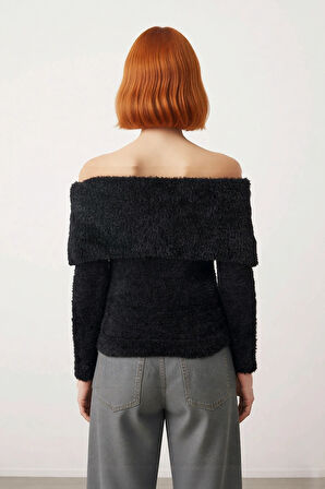 Kadın Tüylü Dokusuyla Ekstra Yumuşak Carmen Yaka Crop Triko Kazak Kış Kombinleri İçin İdeal