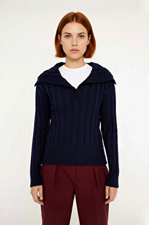 Kadınlara Özel Lacivert Düz Desenli Devrik Yaka Crop Kesim Triko Kazak Günlük Kullanım İçin İdeal.