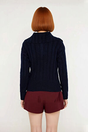 Kadınlara Özel Lacivert Düz Desenli Devrik Yaka Crop Kesim Triko Kazak Günlük Kullanım İçin İdeal.