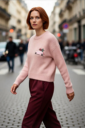 Bayan Pembe Nakış Detaylı Yılbaşı Konseptli Crop Kesim Uzun Kol Triko Kazak Modeli Kaliteli