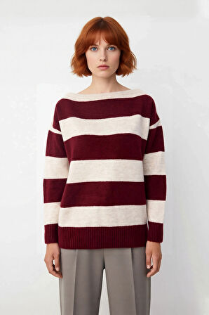 Kadınlar İçin Konforlu Oversize Kayık Yaka Çizgili Triko Kazak Kış Mevsimi Şıklığını Tamamlıyor.