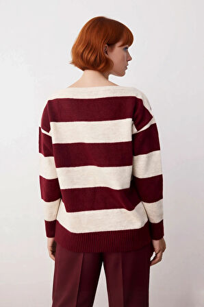 Kadınlar İçin Konforlu Oversize Kayık Yaka Çizgili Triko Kazak Kış Mevsimi Şıklığını Tamamlıyor.