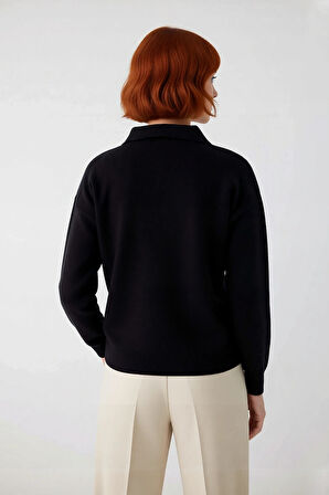 Kadınlara Özel Oversize Kesim Polo Yaka Triko Kazak Düşük Kol Tasarımıyla Kış Şıklığı Sunar