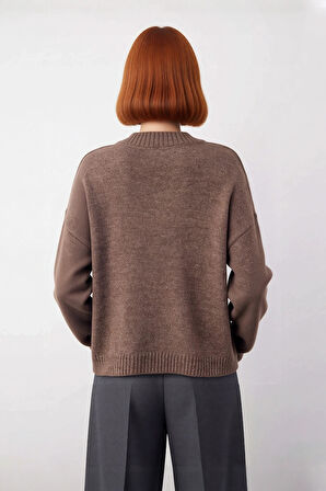 Kadın Basic Triko Kazak Geniş Kalıbı ve V Yaka Detayıyla Kışın Şık Rahat Kombinler Sunar