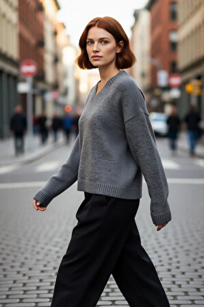 Kadın Basic Triko Kazak Geniş Kalıbı ve V Yaka Detayıyla Kışın Şık Rahat Kombinler Sunar