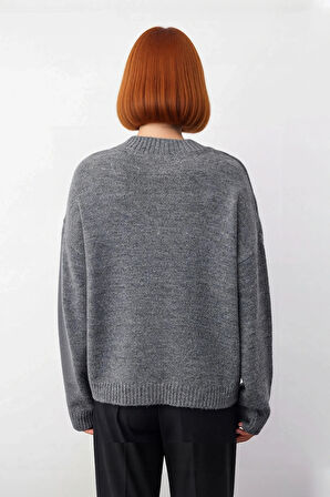 Kadın Basic Triko Kazak Geniş Kalıbı ve V Yaka Detayıyla Kışın Şık Rahat Kombinler Sunar