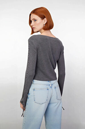 Kadın Yuvarlak Yaka Antrasit Triko Kazak Modern Tasarım Bağcık Detayı ile Şıklık Sunar Kaliteli