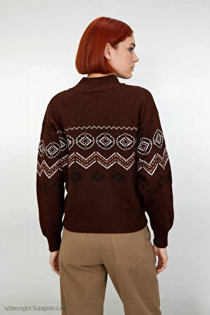 Kadın Kahverengi Pike Dokumalı Etnik Desenli Dik Yaka Triko Kazak Soğuk Günler İçin İdeal Seçim