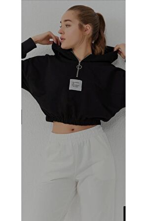 KADIN BELİ BÜZGÜLÜ KAPÜŞONLU YARIM FERMUARLI CROP SWEATSHIRT