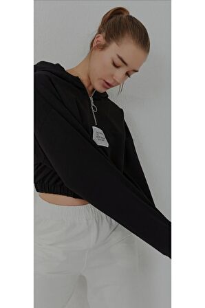 KADIN BELİ BÜZGÜLÜ KAPÜŞONLU YARIM FERMUARLI CROP SWEATSHIRT