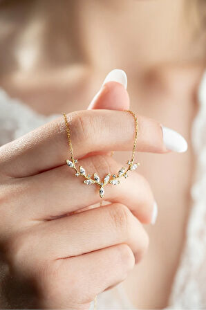 925 Ayar Işıklı Kutuda Gümüş  Gold Kaplama Mekik Taşlı Zarif Sarmaşık Kolye