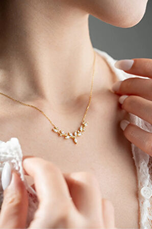 925 Ayar Işıklı Kutuda Gümüş  Gold Kaplama Mekik Taşlı Zarif Sarmaşık Kolye