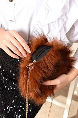 Yumuşak Dokunuş: Şık Tüylü Çanta Çapraz Askılı Zincirli Çanta