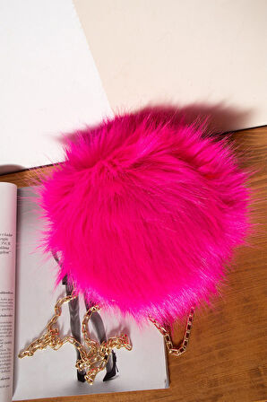 Yumuşak Dokunuş: Şık Tüylü Çanta Çapraz Askılı Zincirli Çanta