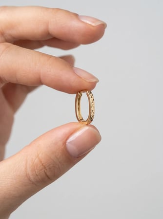 14 Ayar Altın Parıltılı Oval Küpe