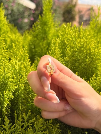 8 Ayar Altın Kare Çizgi Desen Küpe