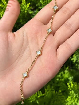 14 Ayar Altın Beyaz Taşlı Yonca Model Bileklik