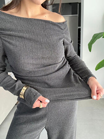 Kadın Kayık Yaka Yanı Büzgülü Omuz Dekolteli Bluz Vesalaş Ispanyol Paça Pantolon Ikili Takım