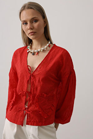 Kalp Detaylı Bağlamalı Brode Bluz - Kırmızı