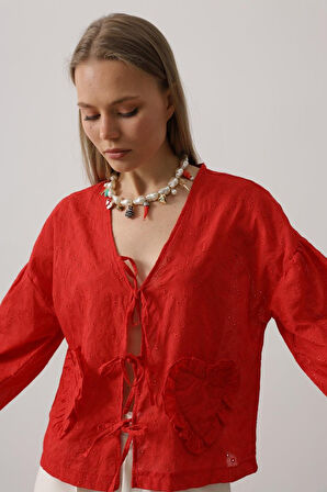 Kalp Detaylı Bağlamalı Brode Bluz - Kırmızı