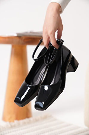 Arilla Siyah Rugan Kadın Topuklu Ayakkabı