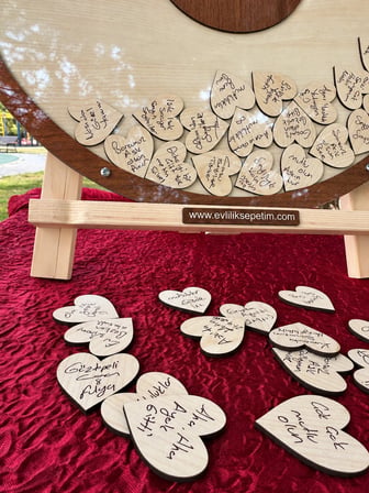 Kişiye Özel Akçaağaç Zeminli Ceviz Çerçeveli Yuvarlak Anı Kutusu (50cm) (İçi Yuvarlak İsimlikli)
