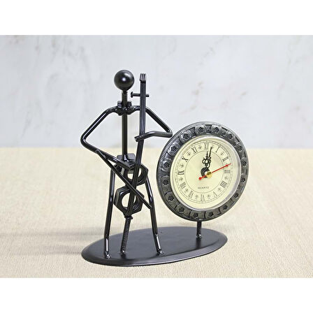 Metal Saatli Keman Çalan Müzisyen