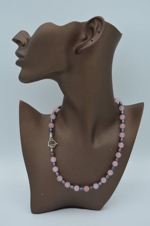 STONEAGE Pembe Kuvars Hematit Taşlı T Kilit Şifa Kolyesi