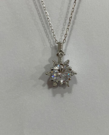 Aşk Yıldızı Modeli Beyaz Taşlı Gümüş Şans Kolyesi