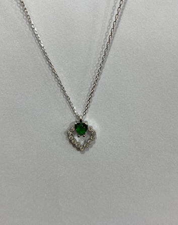 Kalpli Yeşil Taşlı Gümüş Şans Kolyesi