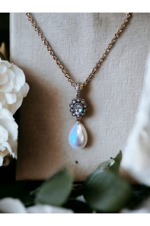 Oval Kristal Taşlı Mayorka İnci Kolye