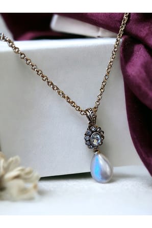 Oval Kristal Taşlı Mayorka İnci Kolye