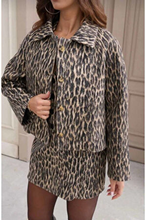 ÖNÜ DÜĞMELİ KAPAMALI LEOPAR DESEN CROP CEKET ETEK TAKIMI