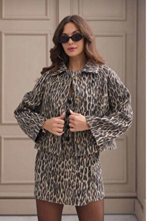 ÖNÜ DÜĞMELİ KAPAMALI LEOPAR DESEN CROP CEKET ETEK TAKIMI