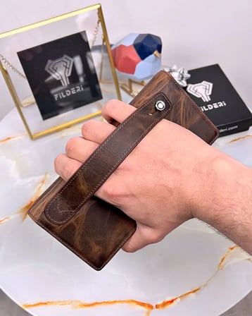 Telefon Bölmeli Cüzdan Hakiki Deri – El Tutamaçlı Kahve Renk | 2028