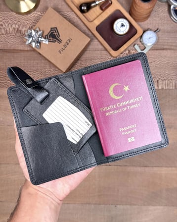 Pasaport Kabı ve Valiz Etiketi Hakiki Deri 2038 – Parlak Siyah