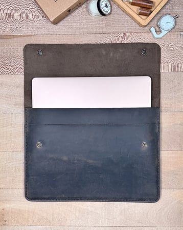 Macbook Air Kılıfı – 13 inç Hakiki Deri Kahve | 2076