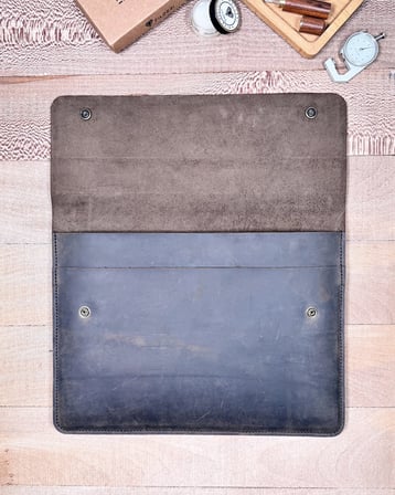 Macbook Air Kılıfı – 13 inç Hakiki Deri Kahve | 2076