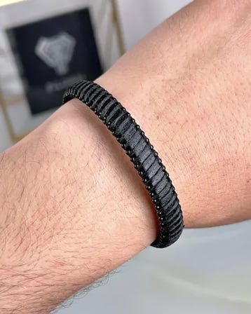 Siyah Deri Üstü İp Örgülü Bileklik