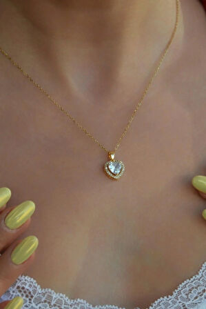 Kalp Taşlı Kalpli Kolye – Işıltılı Gümüş Renk Zincirli Tasarım