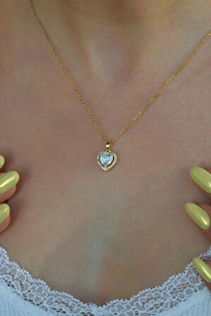 Kalp Taşlı Kalpli Kolye – Işıltılı Gümüş Renk Zincirli Tasarım