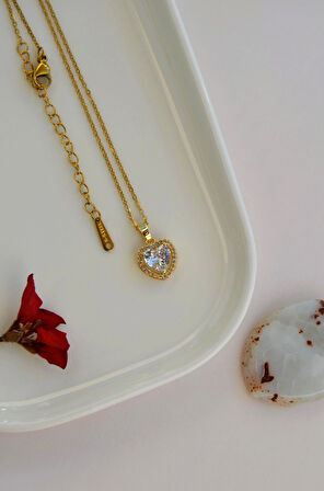 Kalp Taşlı Kalpli Kolye – Işıltılı Gümüş Renk Zincirli Tasarım