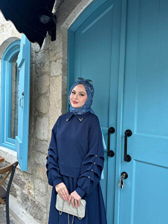 Yakası ve Kolları Taş Detaylı Desenli Jakar Kumaş İkili Takım Tesettür Uyumlu Bluz Etek İkili Takım