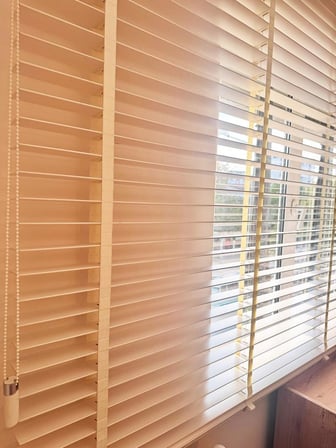 Beyaz Gerçek Ahşap Jaluzi 50mm Zincirli Redüktörlü Kurdelalı AJS1001