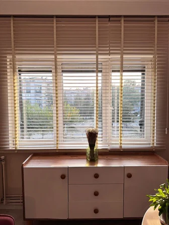 Beyaz Gerçek Ahşap Jaluzi 50mm Zincirli Redüktörlü Kurdelalı AJS1001