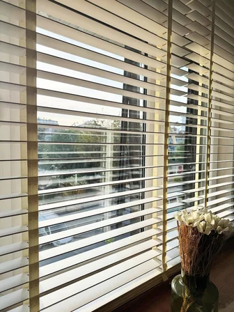 Beyaz Gerçek Ahşap Jaluzi 50mm Zincirli Redüktörlü Kurdelalı AJS1001