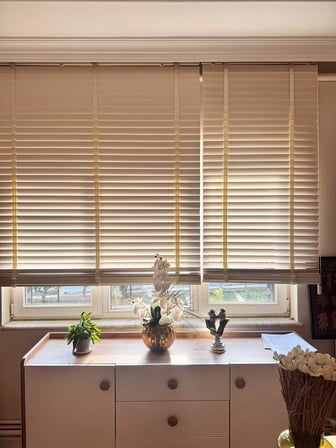 Beyaz Gerçek Ahşap Jaluzi 50mm Zincirli Redüktörlü Kurdelalı AJS1001