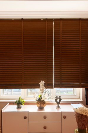 Ceviz Renk Gerçek Ahşap Jaluzi 50mm Zincirli Redüktörlü Kurdelalı AJS1003